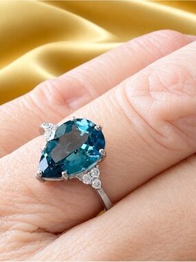 Gorgeous Pear-Shape LONDON BLUE TOPAZ set in 925 Sterling silver!